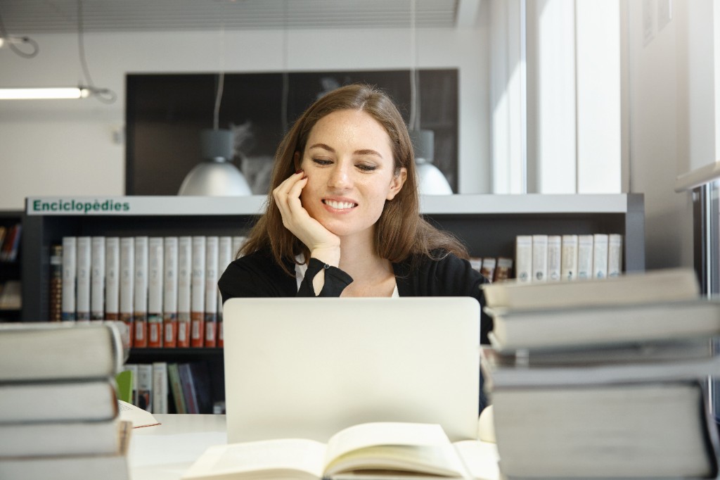 Репетитор ведёт учёт индивидуальных занятий в CRM
